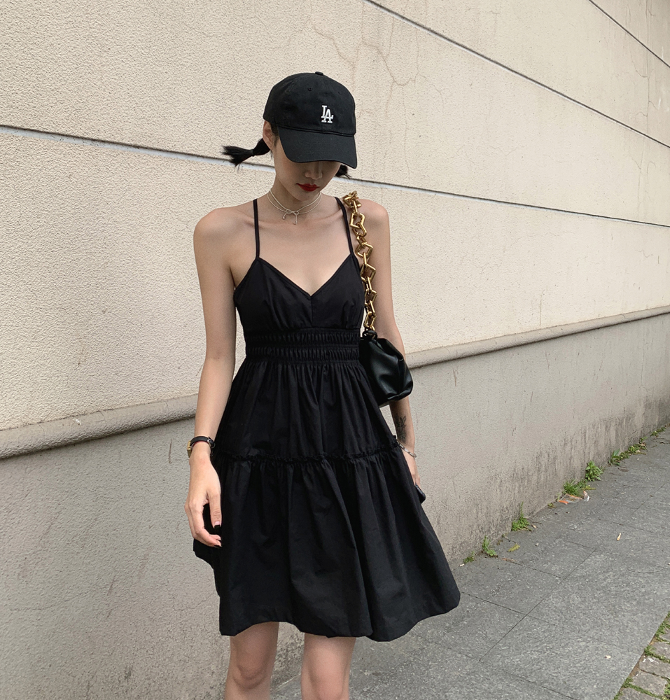 Actual shot of 2024 summer new style black suspender dress, sexy V-neck, scheming waist, fluffy, big swing, little black dress
