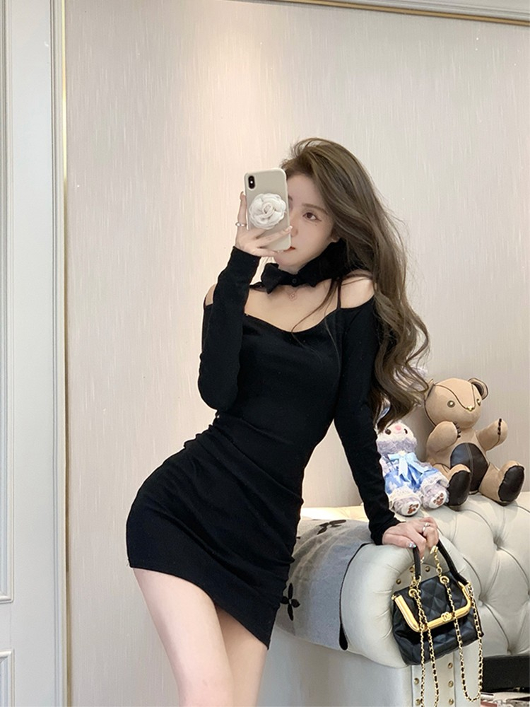 一字肩掛脖吊帶紅色連衣裙子女秋冬季2023新款內搭打底針織包臀裙