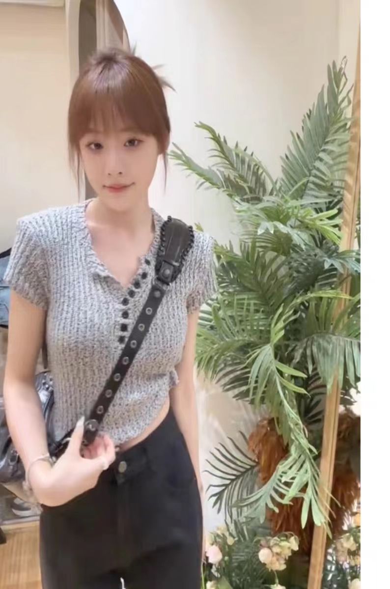 This year's trend is beautiful, stylish and age-reducing gray knitted shoulder v-neck t-shirt top design niche women's summer style
