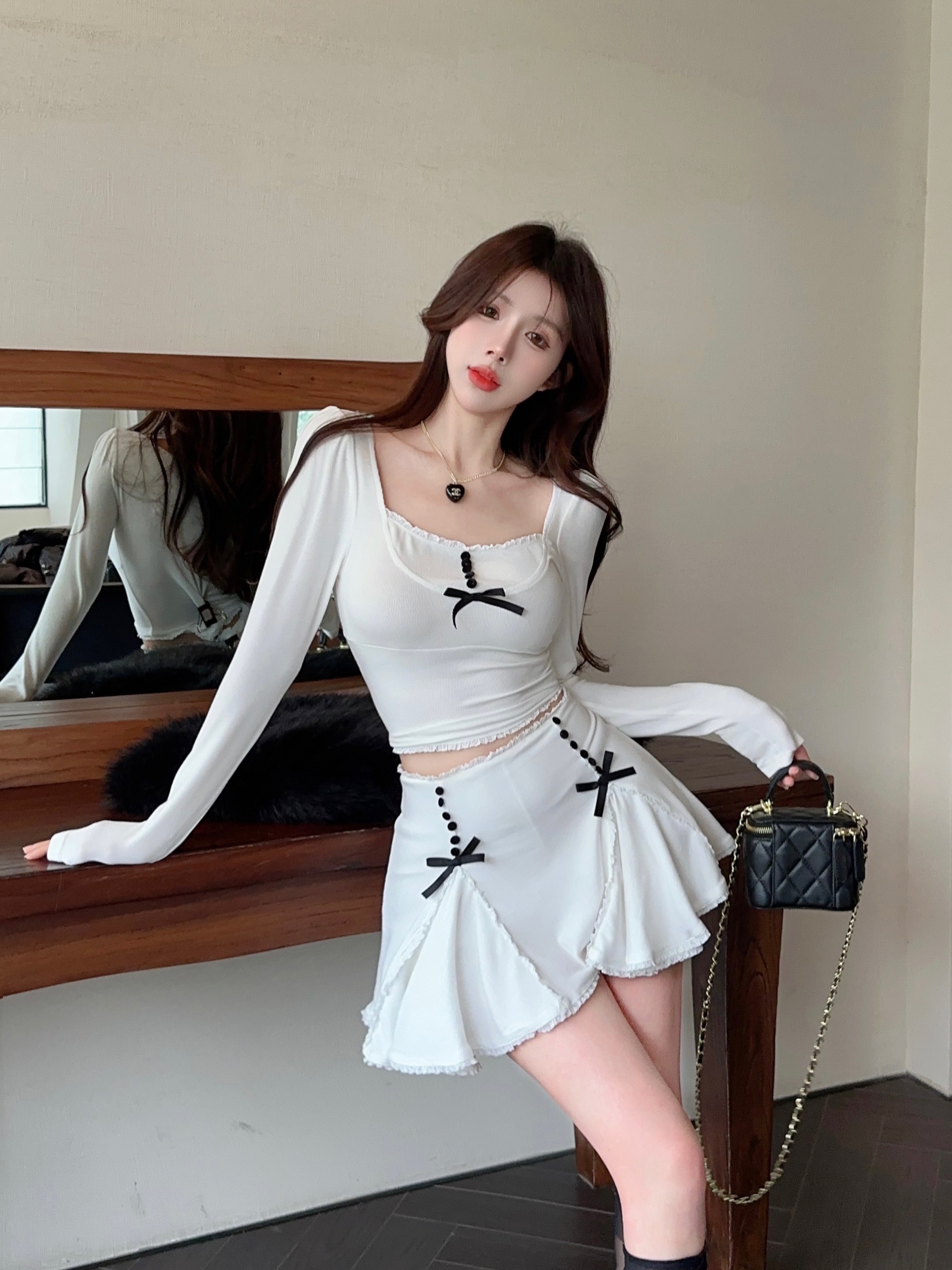 Actual shot of French girl suit, bow-stitched lace T-shirt + elegant skirt