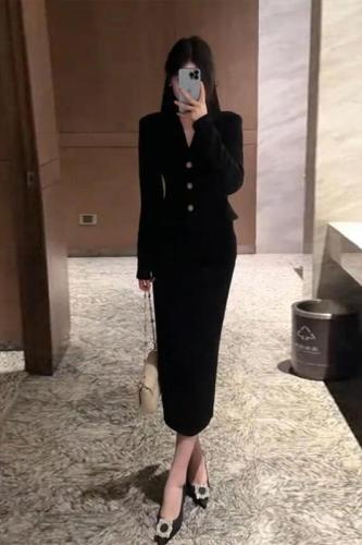 赫本风法式黑色连衣裙子女秋冬季2023新款小个子香风包臀长裙套装