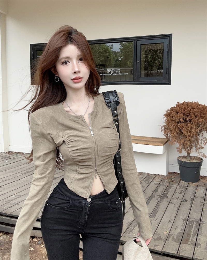 Real shot of unique and unique hot girl's double zipper short inner layered shirt top