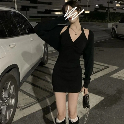 挂脖露背连衣裙女夏装韩版新款v领辣妹设计感修身显瘦小黑裙