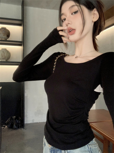 Actual shot of 2024 early spring new style stitching design, unique niche backless long-sleeved black bottoming shirt