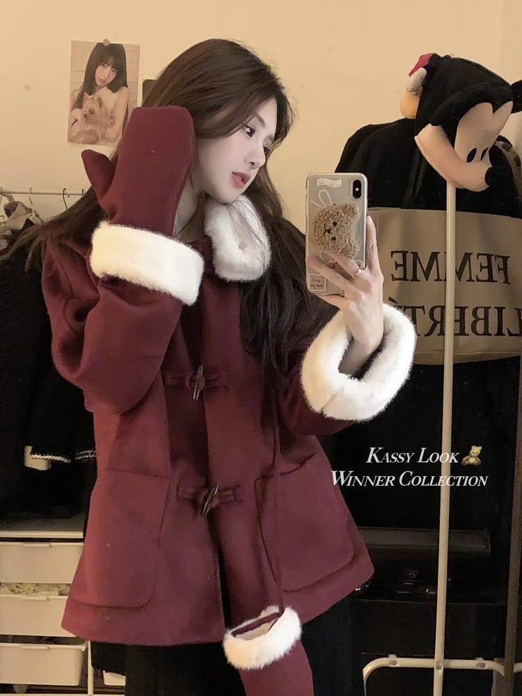 Actual shot New Year's red woolen coat with gloves, winter new style fur collar horn buckle thickened loose warm coat
