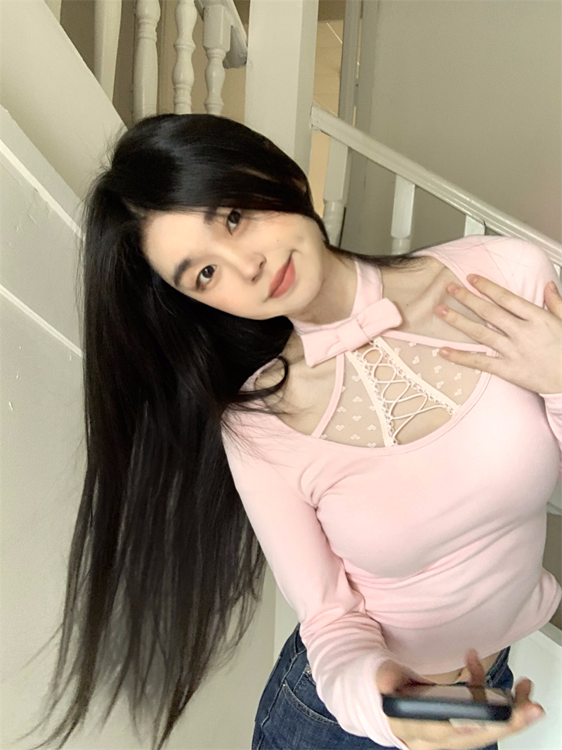 Actual shot of Heartfelt Monroe's design of a halterneck bow-knot slim-fitting bottoming shirt with a slimming top underneath