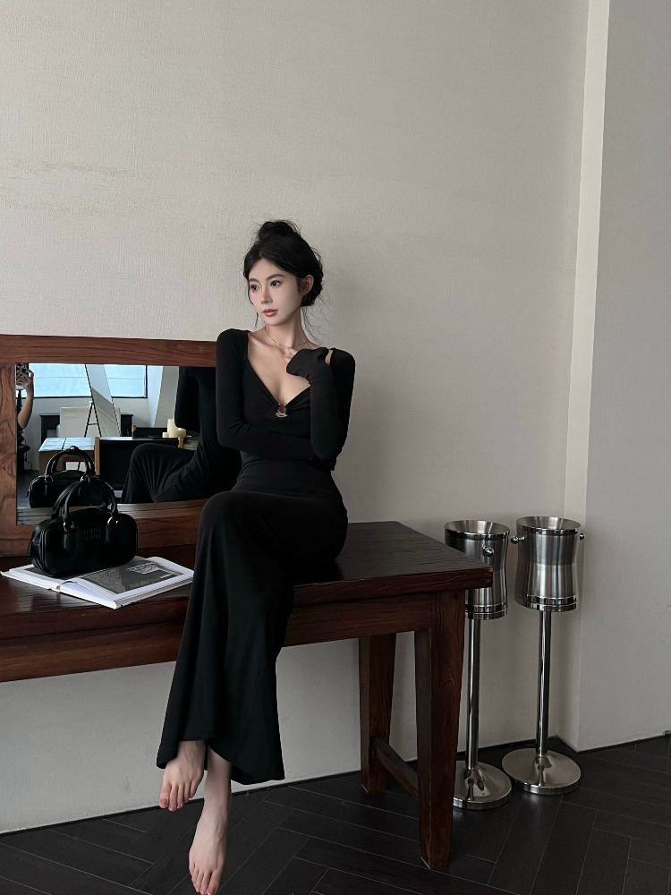灰色v領長袖連衣裙女秋冬季收腰緊身顯身材魚尾裙子內搭包臀長裙