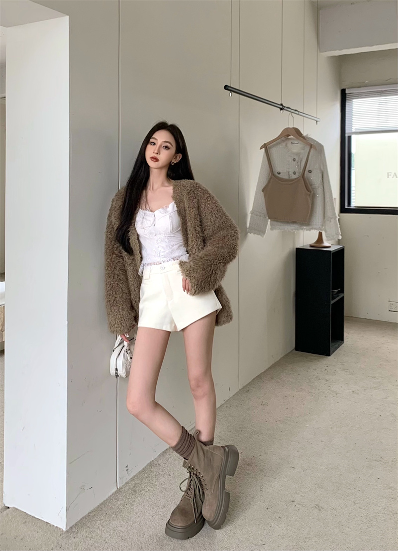 Actual shot of fashionable design, slimming lace suspender shorts and fur coat suit