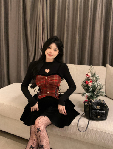 Real shot of the dream cat, black and red plaid waist suspender dress, black love bottoming shirt suit