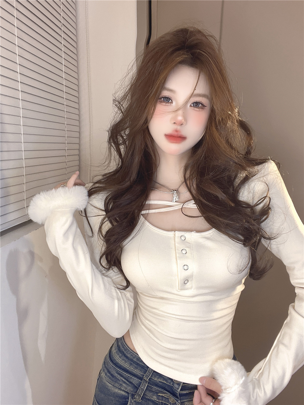 Real shot - Brushed U-neck cross cuffs on the chest and furry splicing design for fashionable hot girl bottoming T-shirt
