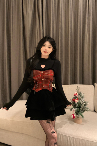 Real shot of the dream cat, black and red plaid waist suspender dress, black love bottoming shirt suit