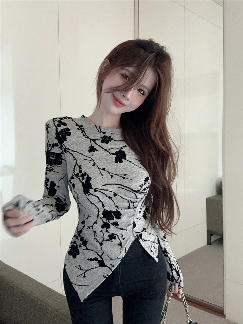 Actual shot of new round neck flocked jacquard slim fit T-shirt women's long-sleeved irregular hem slimming bottoming shirt