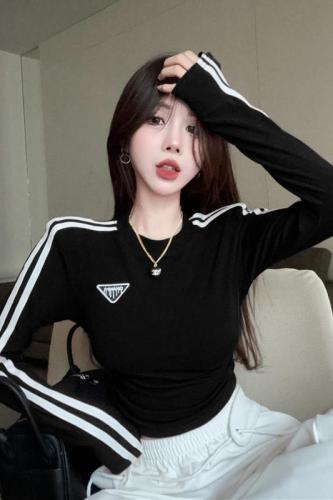 Real shot of American retro contrast striped long-sleeved T-shirt for women, slim fit round neck top with base layer underneath