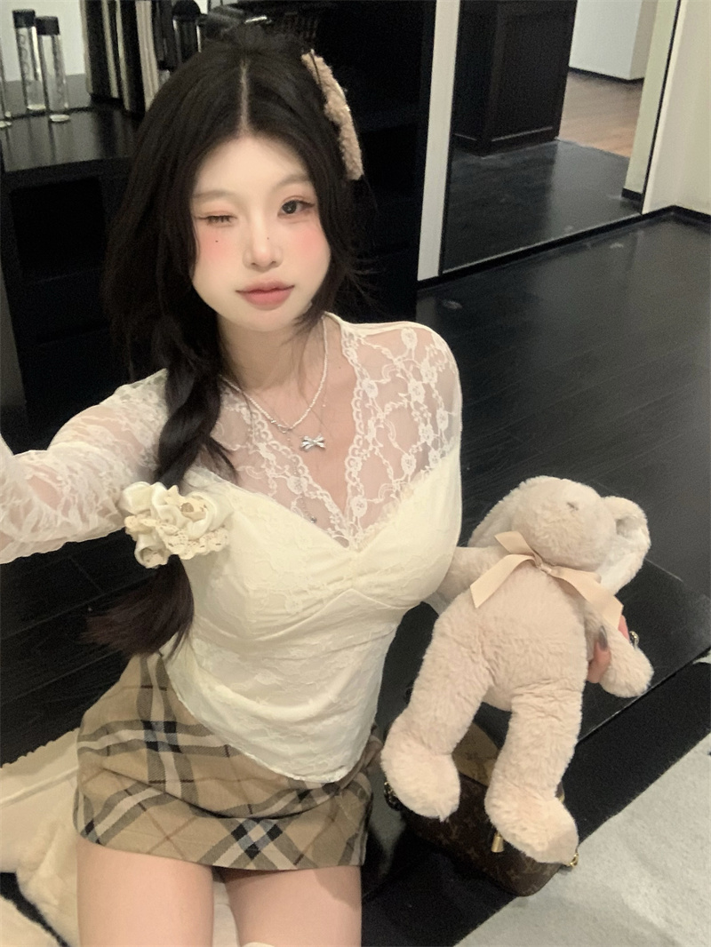 Real shot of designer lace splicing T-shirt women's V-neck long-sleeved short bottoming shirt top