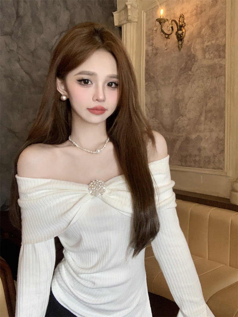 Actual shot of early spring new one-shoulder off-shoulder bell-sleeved long-sleeved sweater