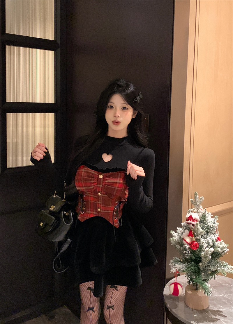 Real shot of the dream cat, black and red plaid waist suspender dress, black love bottoming shirt suit