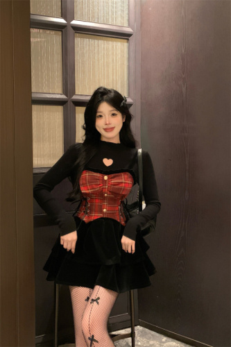 Real shot of the dream cat, black and red plaid waist suspender dress, black love bottoming shirt suit