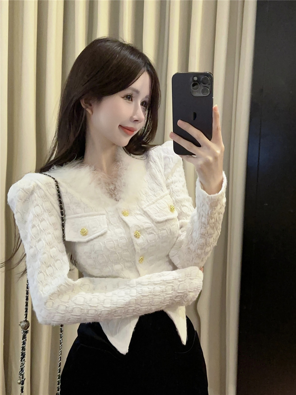 實拍——新款法式復古花紋蕾絲金扣毛毛拼接泡泡袖打底襯衫女