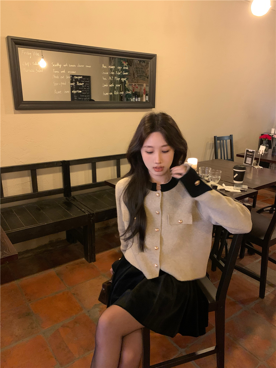 Actual shot of small fragrant style color-blocked button sweater, noble gold velvet mini skirt suit