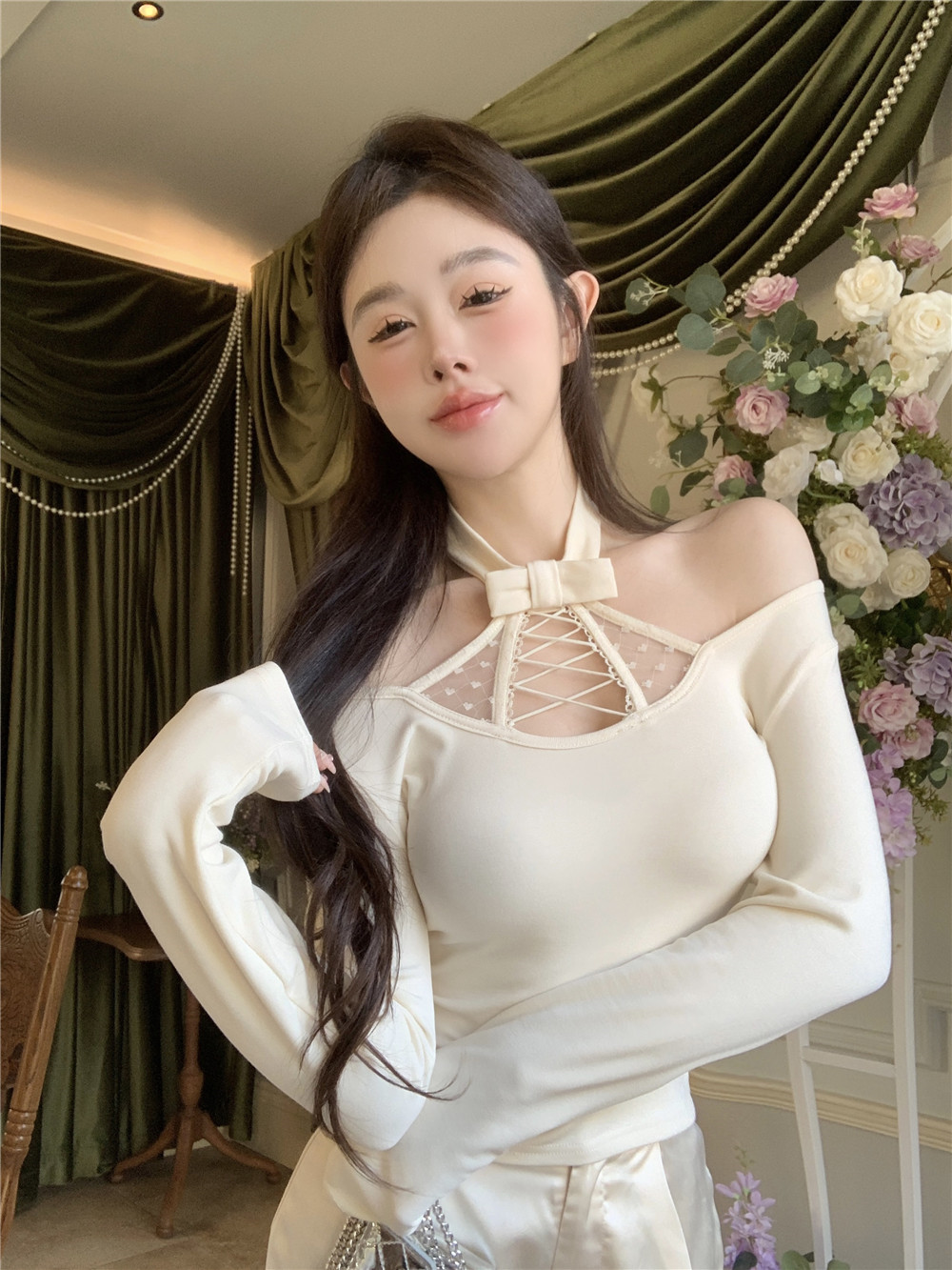 Actual shot of Heartfelt Monroe's design of a halterneck bow-knot slim-fitting bottoming shirt with a slimming top underneath