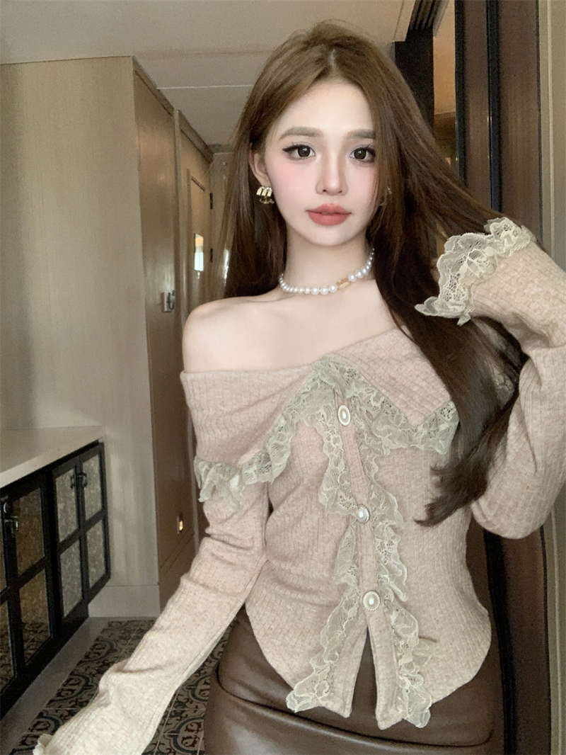 Actual shot of French pure lust style sexy one-shoulder lace spliced ​​lapel pearl button slim top