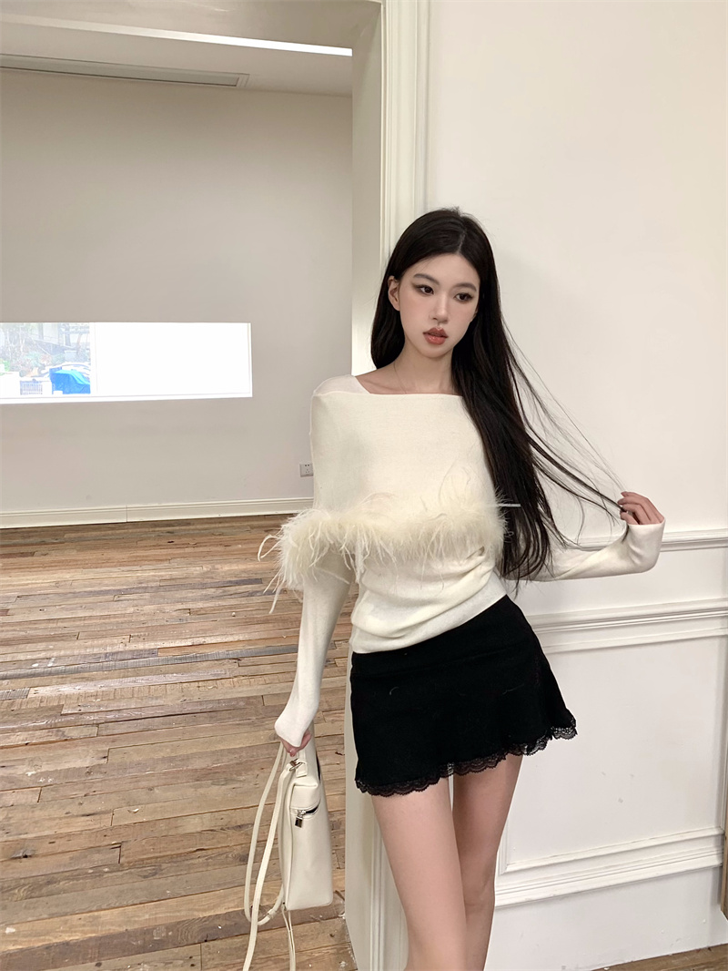 Real shot of fashionable retro western hot girl's one-shoulder knitted fur top