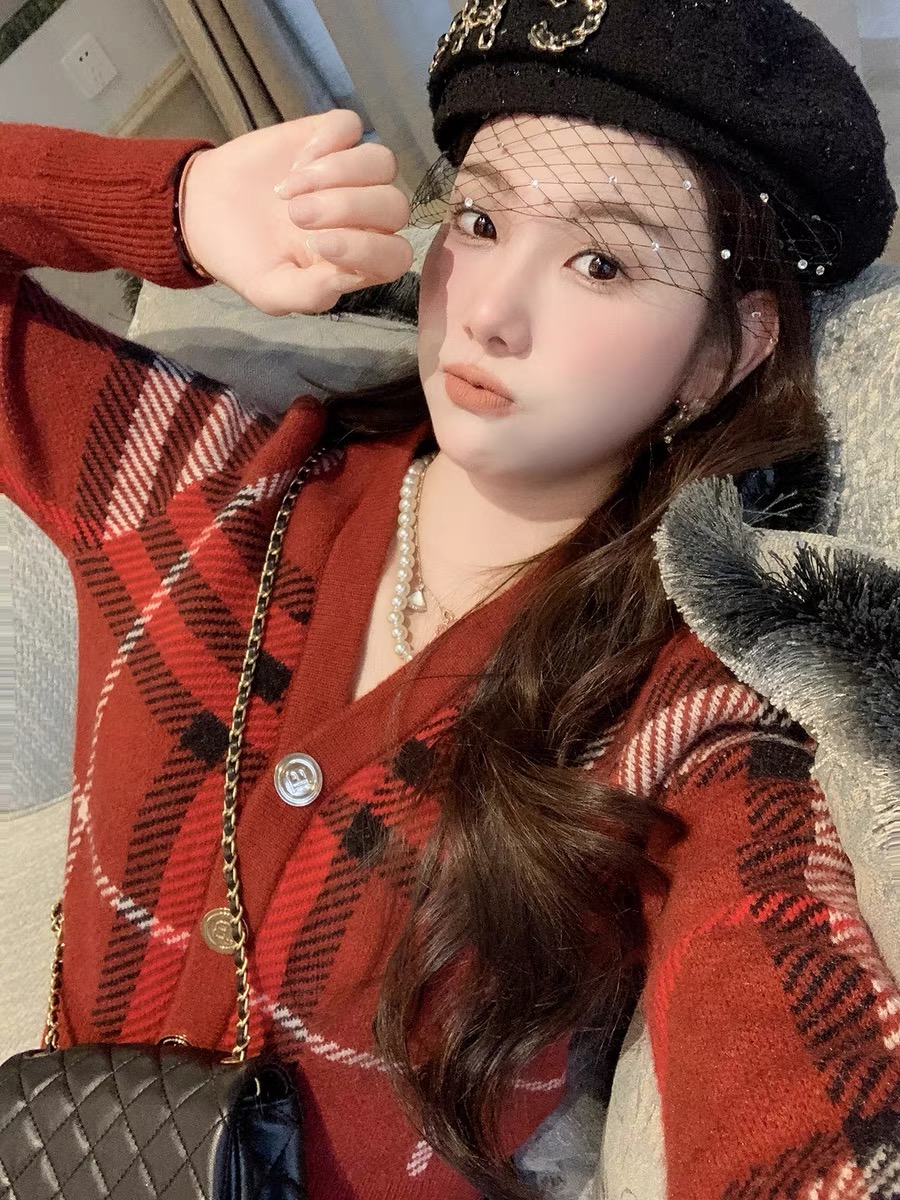 Fish Rabbit's rabbit v-neck sweater women's plaid autumn and winter 2023 new style gentle style single-breasted knitted cardigan for women