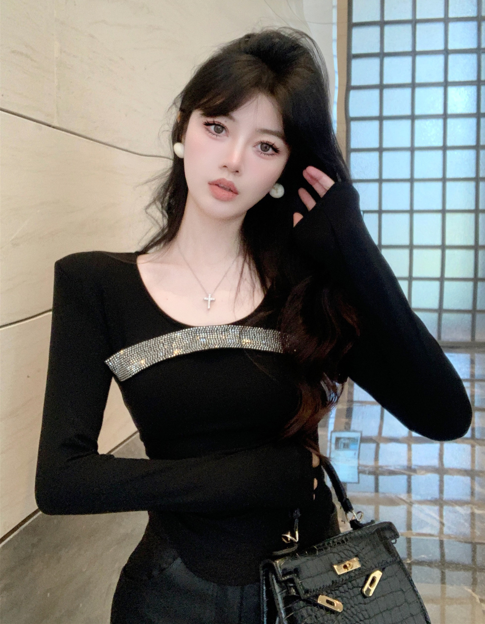 Actual shot of fashionable and heavy-duty diamond-encrusted U-neck T-shirt for women with long sleeves and slim bottoming shirt for autumn and winter.