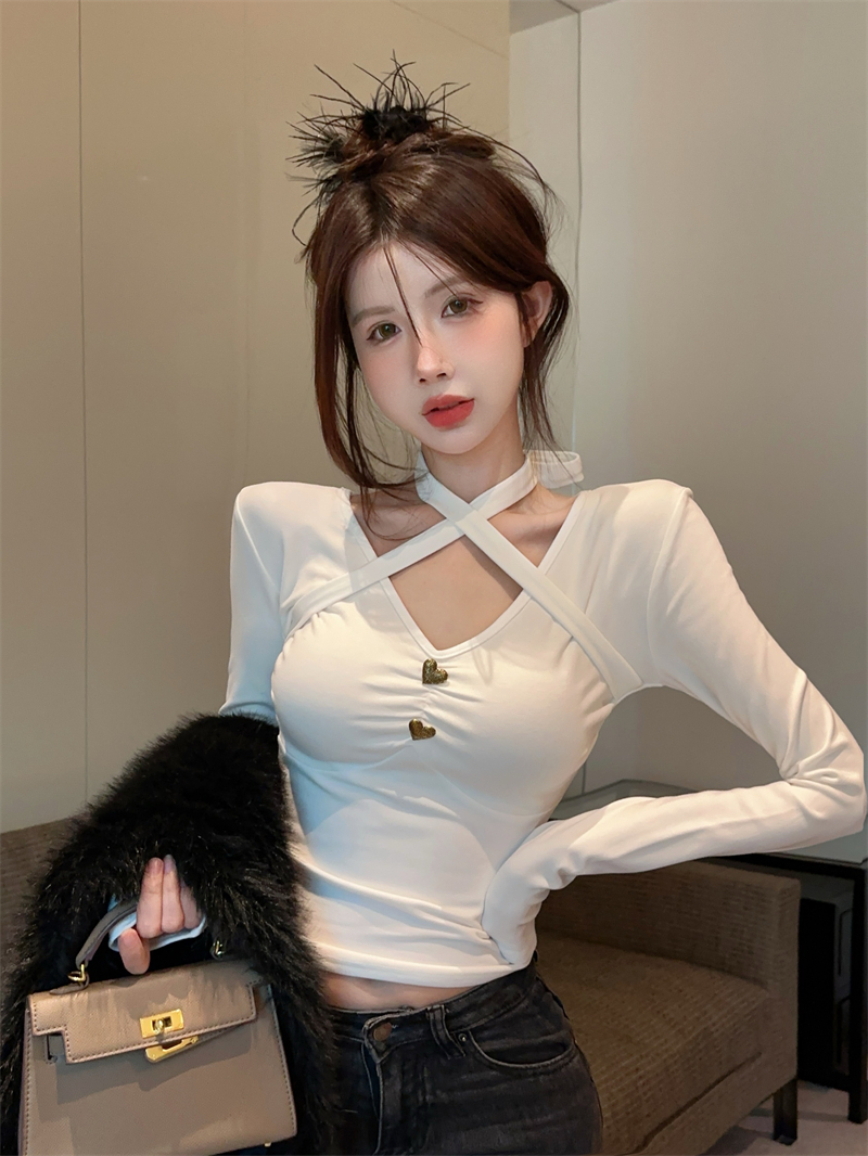 Actual shot of early spring new sexy V-neck T-shirt design, slim fit and pure lust style bottoming shirt