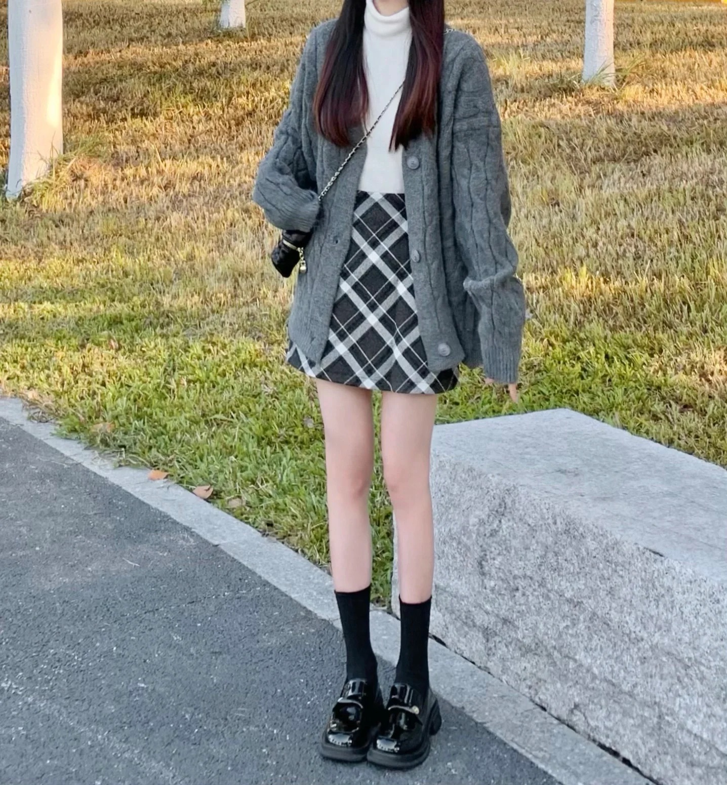 秋冬季小個子茶系穿搭灰色毛衣外套格子短裙減齡慵懶風兩件套裝女