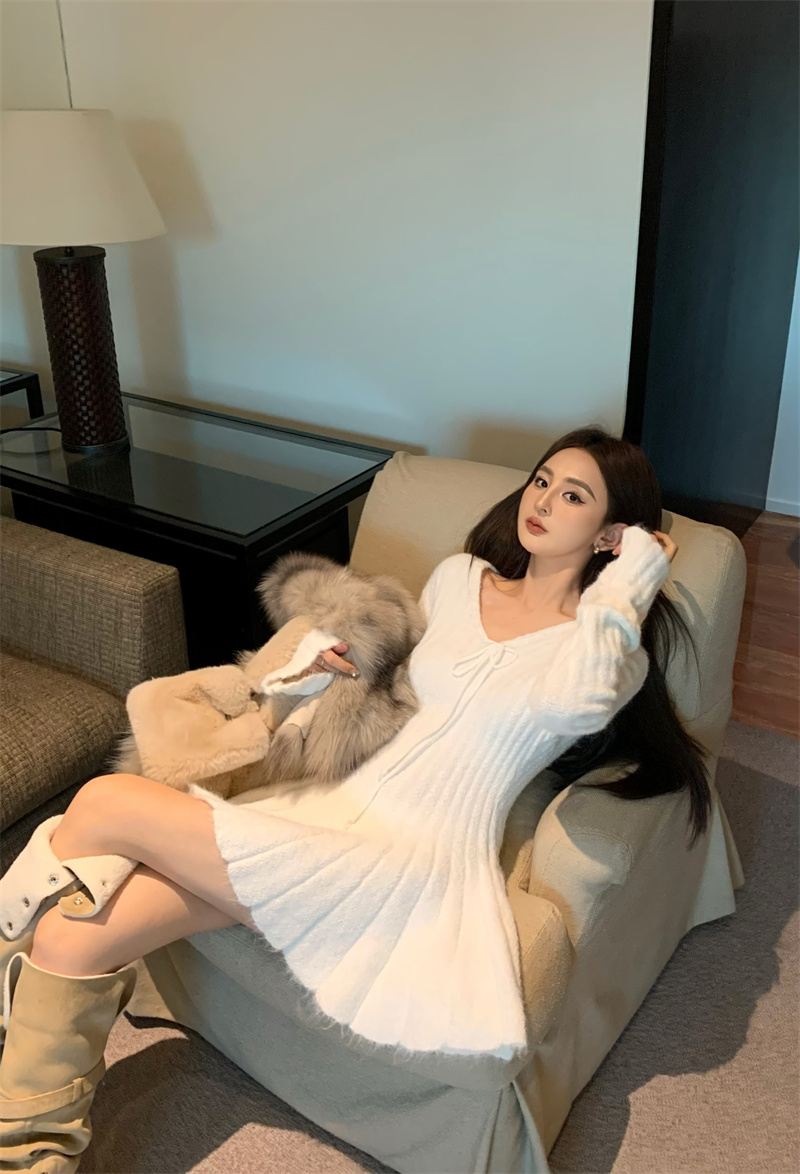 Actual shot of pure lusty temperament, slim fit V-neck pleated knitted sweater dress