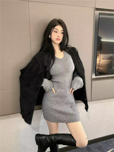 Real shot of sexy v-neck knitted dress for women, slim-fitting inner waist and bottoming skirt that covers the hips