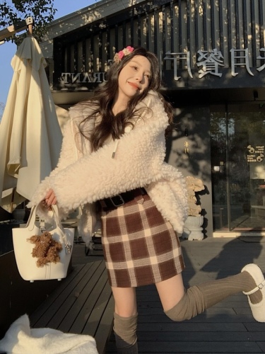 Actual shot of checkered contrasting brown plaid woolen skirt for women winter style high-waisted simple versatile A-line skirt