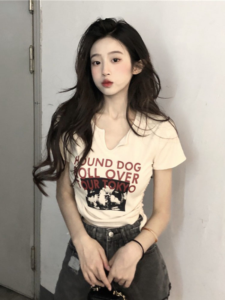 山系風甜辣妹獨特别致V領短袖T恤女夏裝正肩純欲修身露臍短款上衣