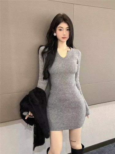 Real shot of sexy v-neck knitted dress for women, slim-fitting inner waist and bottoming skirt that covers the hips