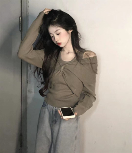 Real shot of sweet and spicy design off-shoulder sweater, fake two-piece round neck knitted hot girl sweater, versatile slimming sweater trend