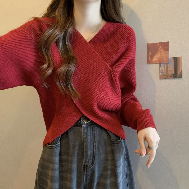 天貓品質交叉設計感V領紅色毛衣女秋冬慵懶風內搭打底針織衫