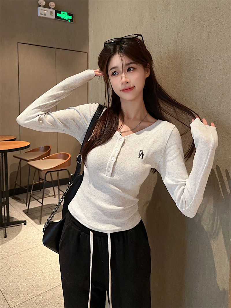 Actual shot: Letter embroidered half-open collar long-sleeved T-shirt for small women, slim fit, short style, sweet and spicy elasticity