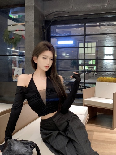 Actual shot of Korean style sweet and spicy style sexy one-shoulder length autumn and winter new V-neck halterneck solid color short top