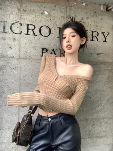 Actual shot of pure lust style V-neck sweater for women in autumn and winter, slim-fitting short top, temperament sweater bottoming shirt