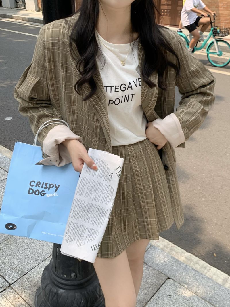 Real shot of three standard plaid high-end college style niche design plaid suit pleated skirt suit for women