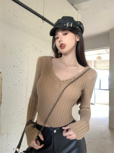 Actual shot of pure lust style V-neck sweater for women in autumn and winter, slim-fitting short top, temperament sweater bottoming shirt