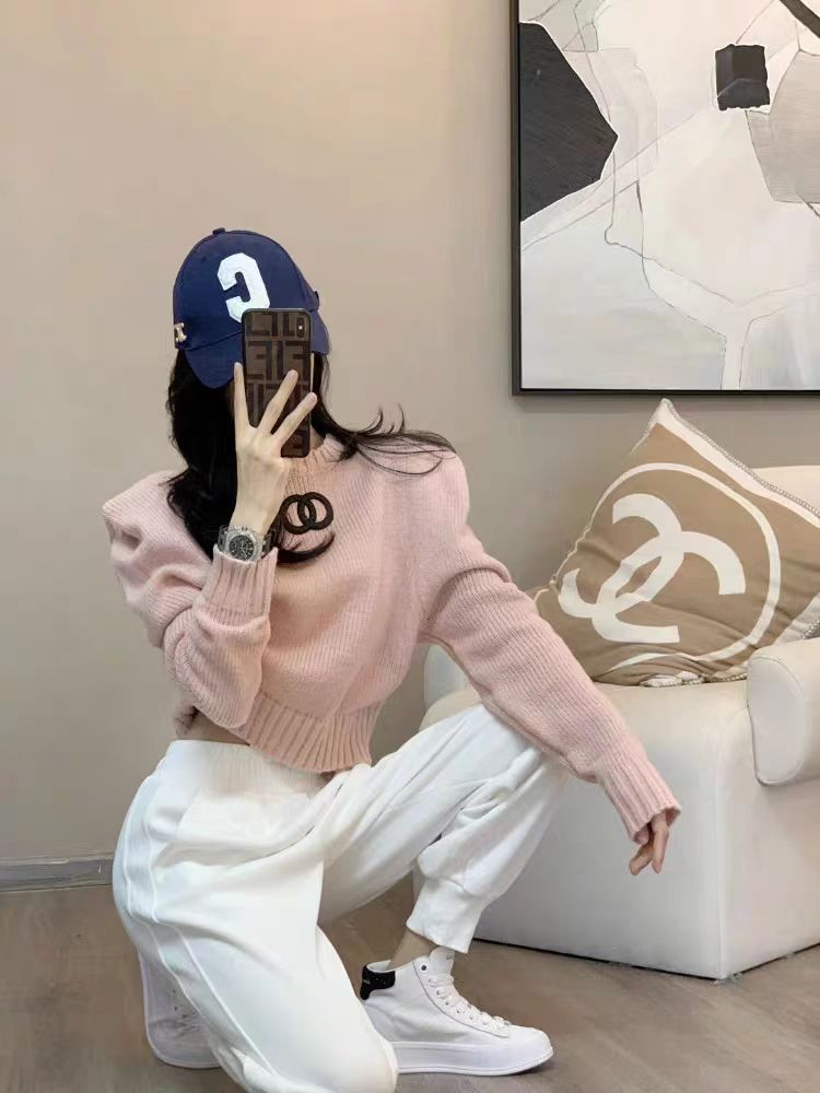 粉色圓領套頭毛衣女秋冬新款高級感氣質墊肩短款針織上衣外穿