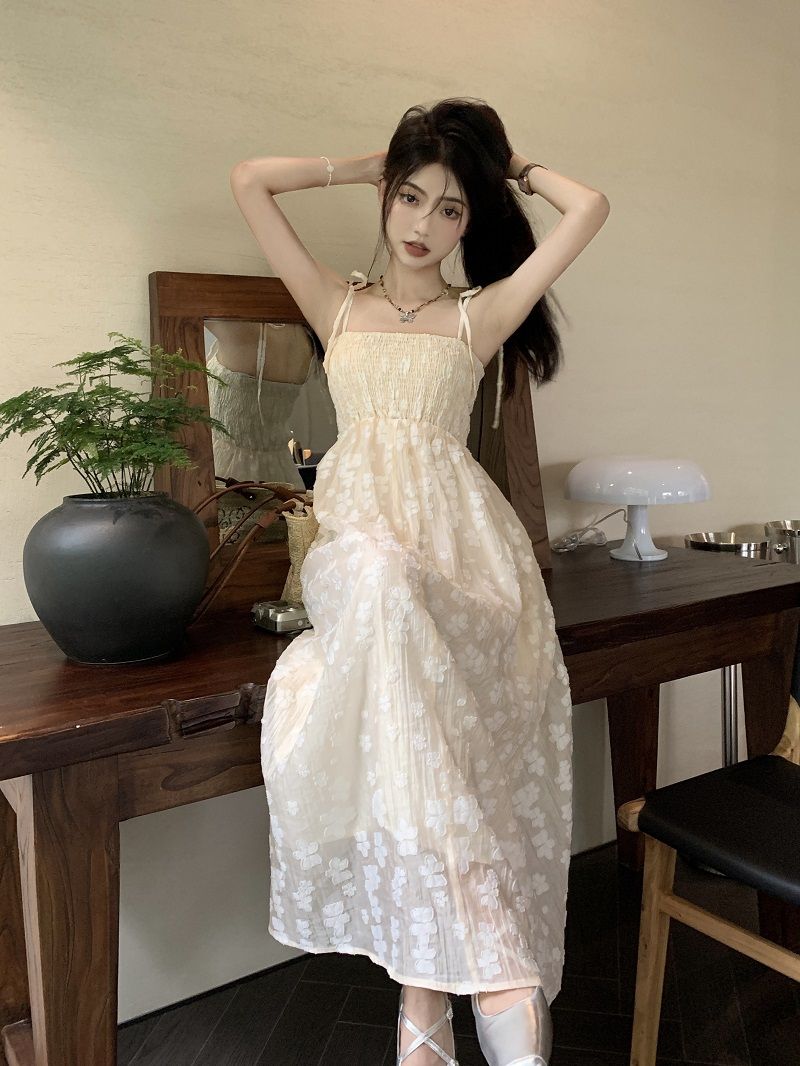 法式甜美仙女裙繡花褶皺打攬吊帶連衣裙2023夏季新款顯瘦收腰長裙
