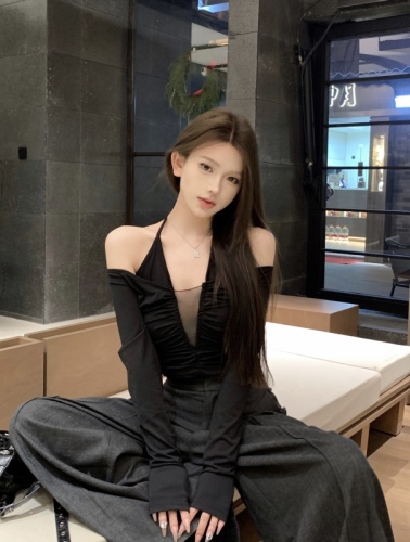 Actual shot of Korean style sweet and spicy style sexy one-shoulder length autumn and winter new V-neck halterneck solid color short top