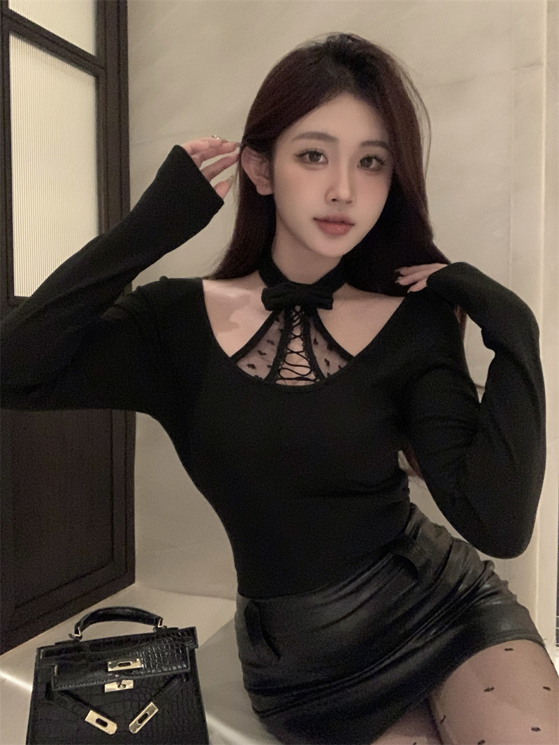 Actual shot of a designer halterneck bow-knot slim-fitting bottoming shirt worn underneath