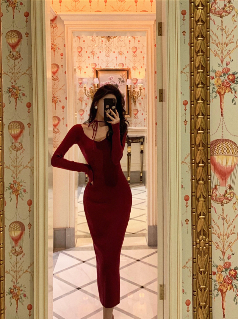 Real shot of winter V-neck halterneck strappy knitted dress, elegant long skirt, long slim-fitting hip skirt