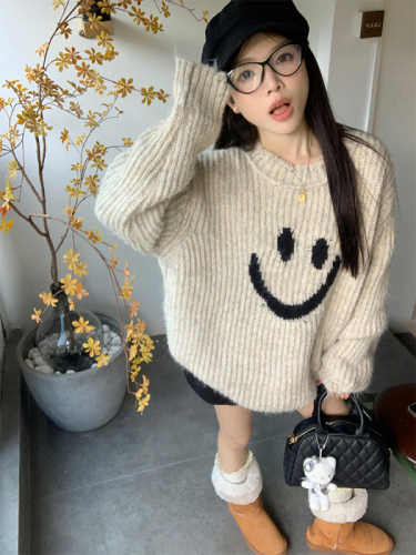Actual shot of Maillard’s outfit~Autumn and winter Korean chic simple smiling face irregular hem warm sweater