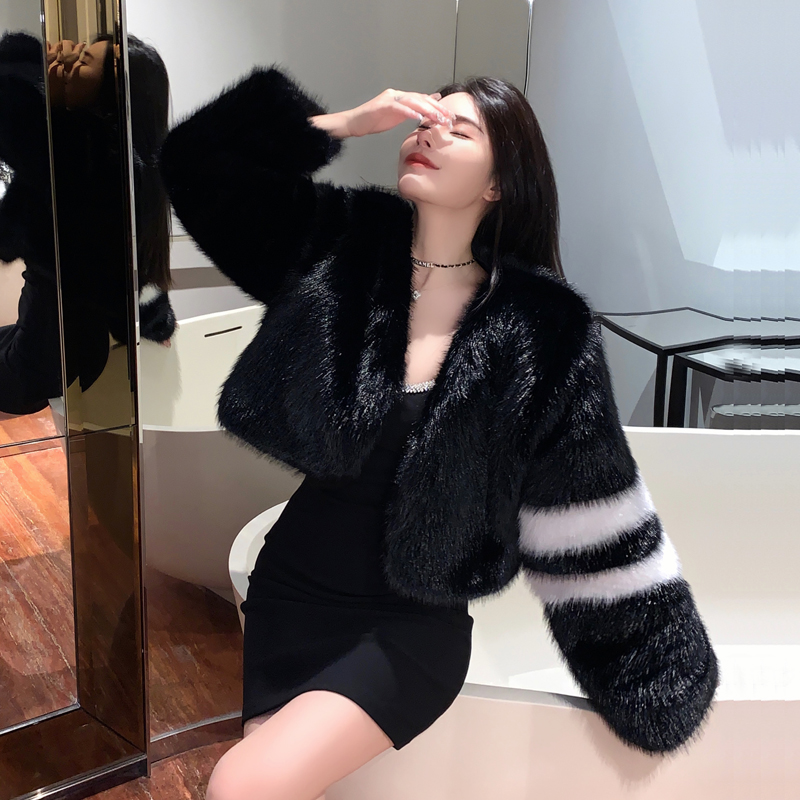 Actual shot of new winter V-neck fox fur coat, black and white contrasting short style women's simple temperament fur coat