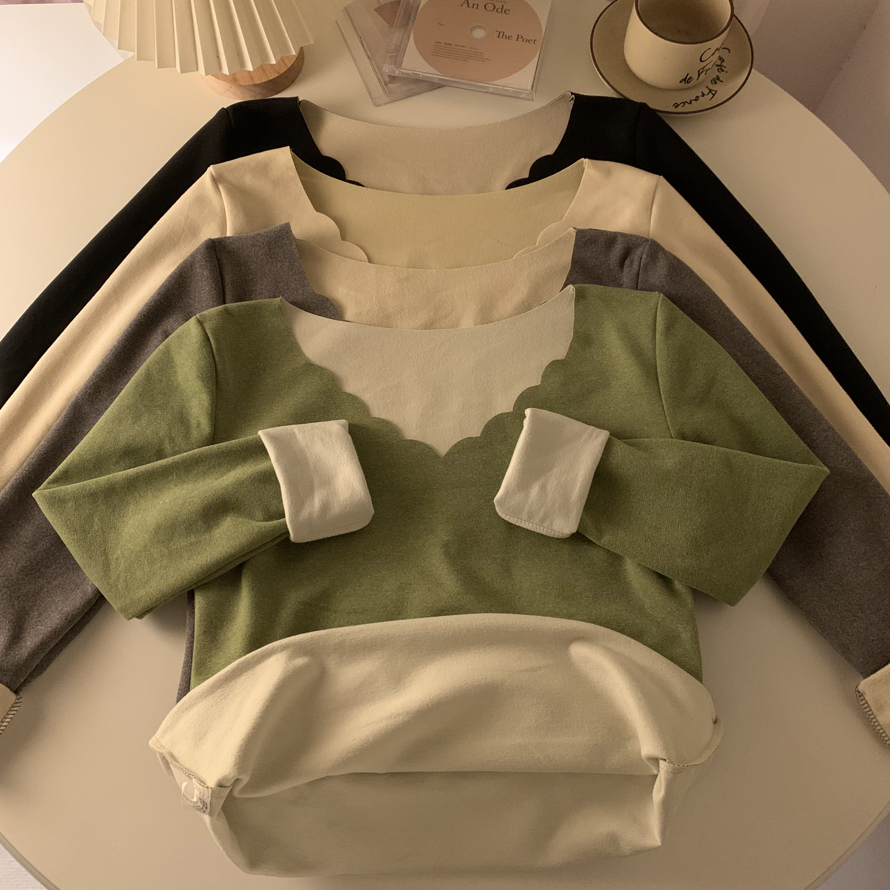 Actual shot of a thermal top made of German velvet and thickened self-heating bottoming shirt with brushed long sleeves